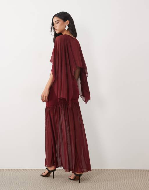 Kaiia exklusive Maxikleid mit doppelter Lage, Drop-Waist, fließendem Mesh-Cape-Overlay und transparentem Saum in Burgunderrot, 4 von 4