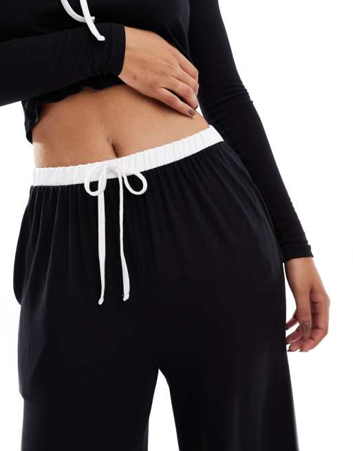 Kaiia – Exklusive Pyjamahose in Schwarz mit weitem Bein und kontrastierendem Bindedetail an der Taille, Kombiteil , 2 von 4