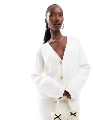 Kaiia - Exklusive Strickjacke in Ecru mit V-Ausschnitt und Taschendetail, Kombiteil-Weiß
