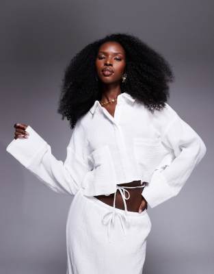 Kaiia - Exklusive, strukturierte Oversize-Hemdbluse aus Baumwolle in Weiß mit kurzem Schnitt und Bindebändern hinten, Ko...