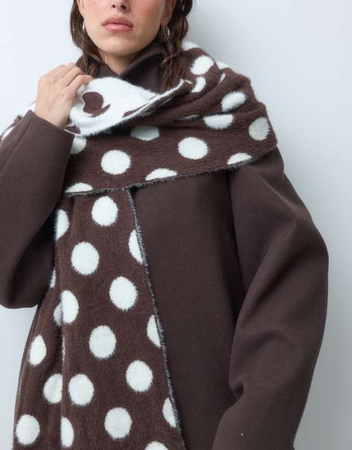 Kaiia exklusiver flauschiger Wendeschal in Braun und Creme mit Punkten, 3 von 5