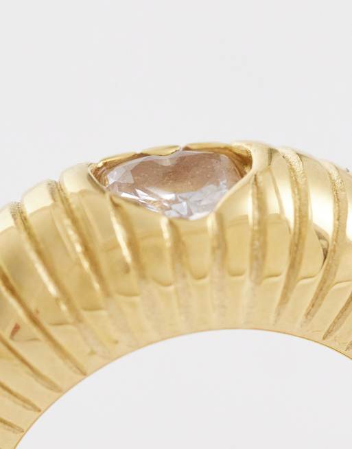 Kaiia – Exklusiver, gerippter Ring aus Edelstahl in Goldoptik mit herzförmigem Schmuckstein, 3 von 3