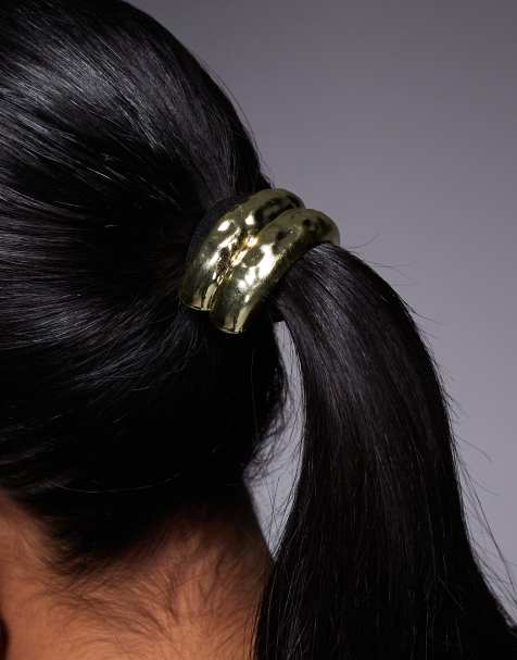 Kaiia – Exklusiver Haargummi mit gehämmertem Metalldetail in Gold - view 1