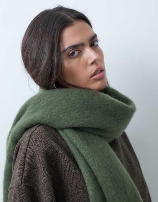 Kaiia exklusiver superweicher Oversize-Schal mit Fransen in Oliv, 2 von 5