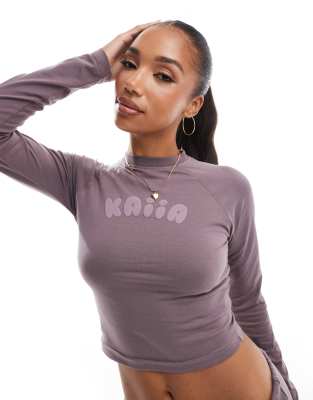 Kaiia - Exklusives, langärmliges Cropped Top in Lila mit plastischem Logo, Kombiteil