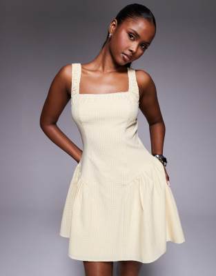 Kaiia - Exklusives Minikleid mit gelbem Vichy-Karomuster, eckigem Ausschnitt, geraffter Spitzenborte und Faltendetail an...