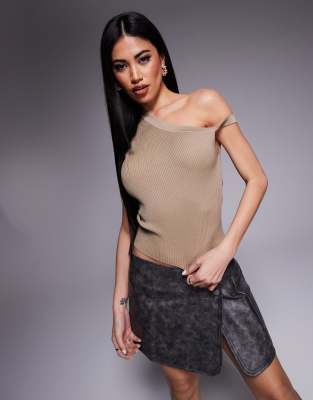 Kaiia - Exklusives, schulterfreies Cropped-Top aus Rippstrick in Beige mit verdrehtem Detail-Braun