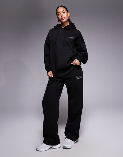 Kaiia – Exklusives Set in Schwarz, bestehend aus Oversize-Kapuzenpullover mit Strass-Logo und Jogginghose mit weitem Bein - view 1