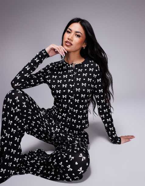Kaiia – Exklusivt – Svart pyjamasskjorta i kort design med knäppning och vitt rosettmönster, del av set - view 1
