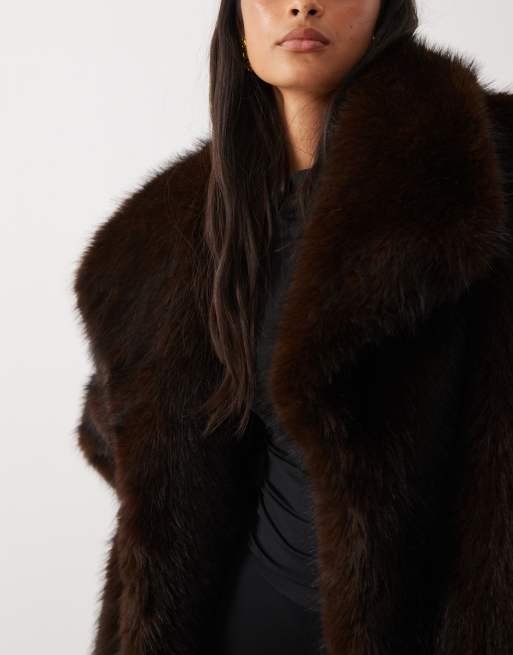 Kaiia faux-fur-Mantel mit Kragen und Gürtel in Schokobraun, 4 von 4