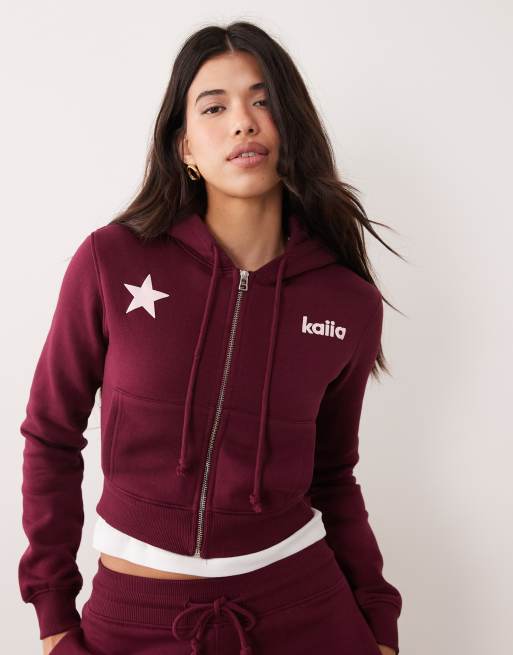 Kaiia - Felpa con cappuccio corta bordeaux e rosa con zip e grafica del logo con stelle in coordinato