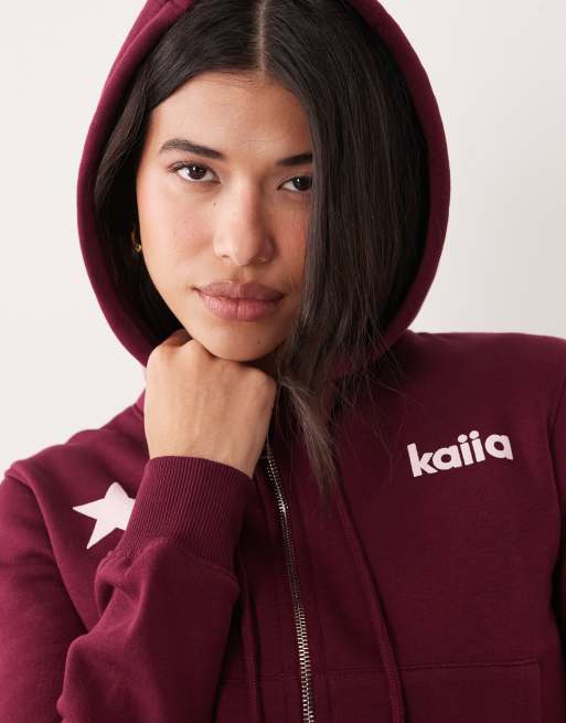 Kaiia - Felpa con cappuccio corta bordeaux e rosa con zip e grafica del logo con stelle in coordinato, 3 di 4
