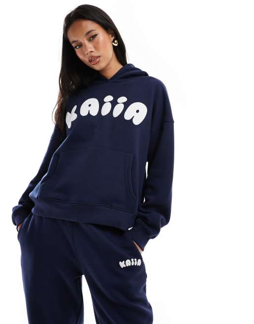 Kaiia - Felpa con cappuccio oversize blu navy con logo in rilievo in coordinato