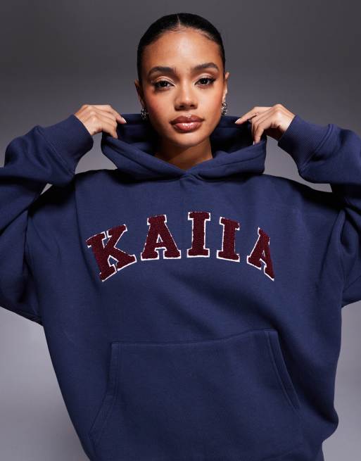 Kaiia - Felpa con cappuccio oversize blu navy e rossa in misto cotone con logo in pile borg in coordinato  