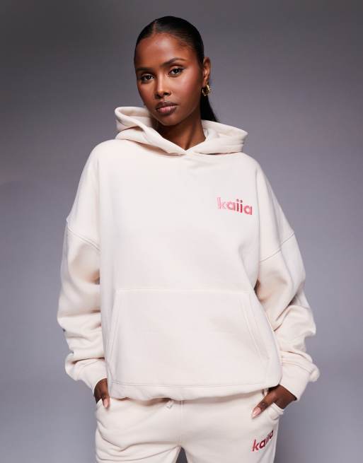 Kaiia - Coordinato color crema con joggers, felpa con cappuccio oversize, t-shirt oversize con grafica stile sticker sul retro, 3 di 4