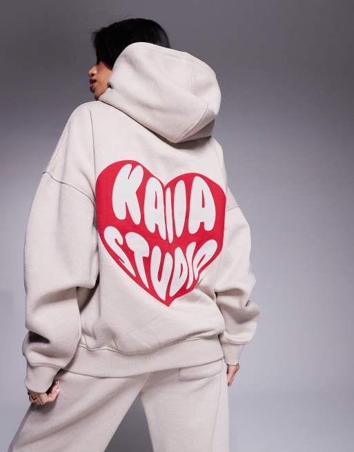 Kaiia - Coordinato color pietra e rosso con logo a cuore composto da felpa con cappuccio oversize, T-shirt e joggers, 2 di 2