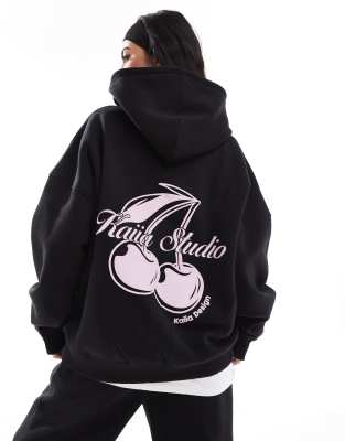 Kaiia - Felpa con cappuccio oversize nera con stampa di ciliegie sul retro in coordinato
