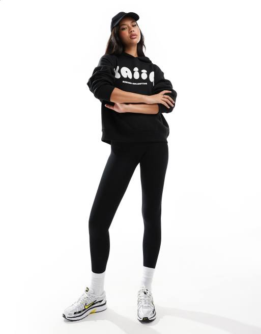 Kaiia - Felpa con cappuccio oversize nera in misto cotone con logo bouclé in coordinato  , 2 di 4