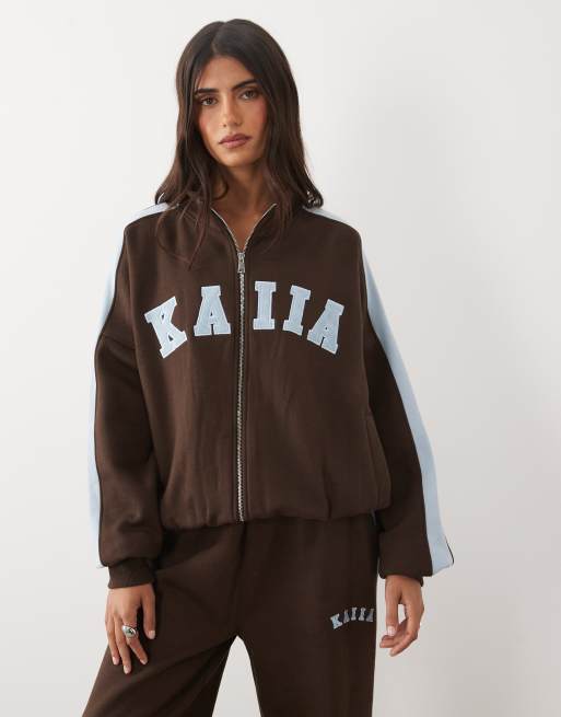 Kaiia - Felpa oversize accollata con zip e logo ricamato e joggers in misto cotone color cioccolato e celeste, 2 di 3