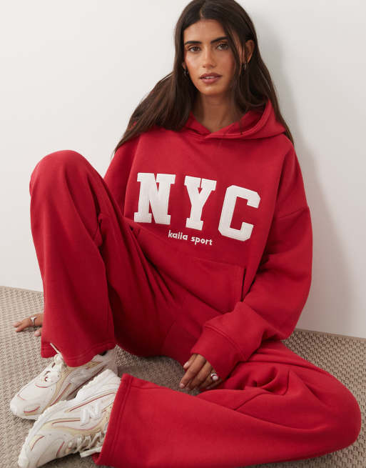 Kaiia - Felpa con cappuccio oversize con logo NYC ricamato e joggers in misto cotone rosso e bianco, 3 di 3