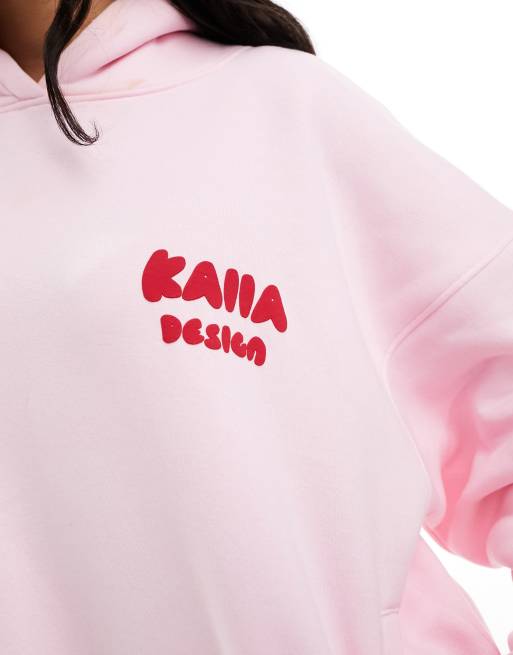 Kaiia - Felpa rosa con cappuccio e logo oversize in rilievo rosso in coordinato, 4 di 4