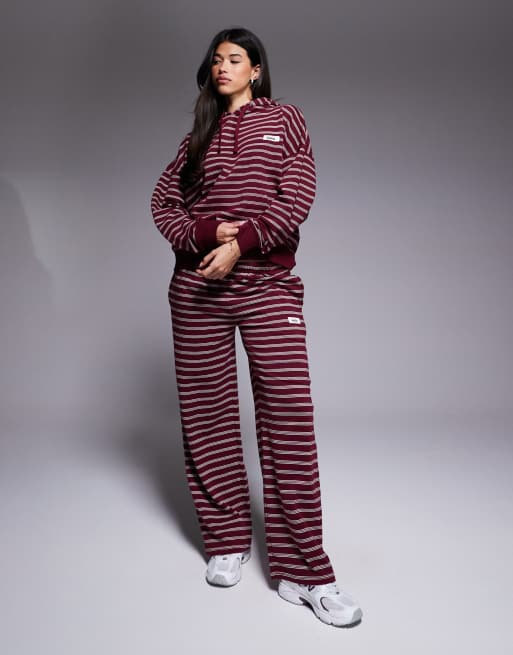 Kaiia - Gestreepte co-ord set met oversized hoodie met patch en broek met gestrikte taille in bordeauxrood en crème