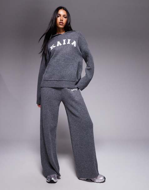 Kaiia – Gestricktes Set in Anthrazit, bestehend aus Kapuzenpullover mit Logo-Stickerei und weit geschnittener Hose - view 1