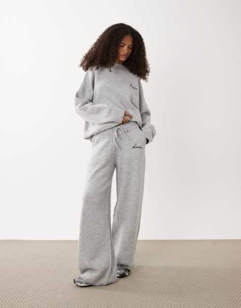Kaiia – Gestricktes Set in Hellgrau, bestehend aus weit geschnittener Hose und Pullover mit Rundhalsausschnitt, Logo-Stickerei und überschnittenen Schultern - view 1