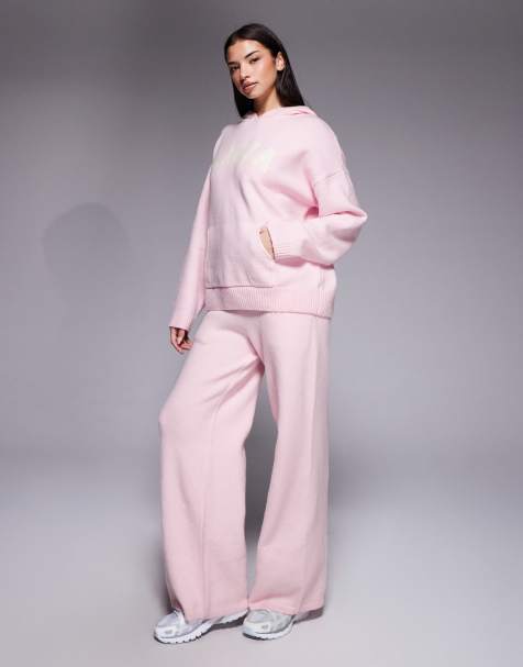 Kaiia – Gestricktes Set in rosa Woll-Optik, bestehend aus Kapuzenpullover mit Logo-Stickerei und weit geschnittener Hose - view 1