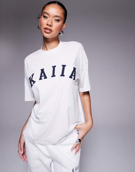 Kaiia – Gråmelerad t-shirt i oversize med broderad logga