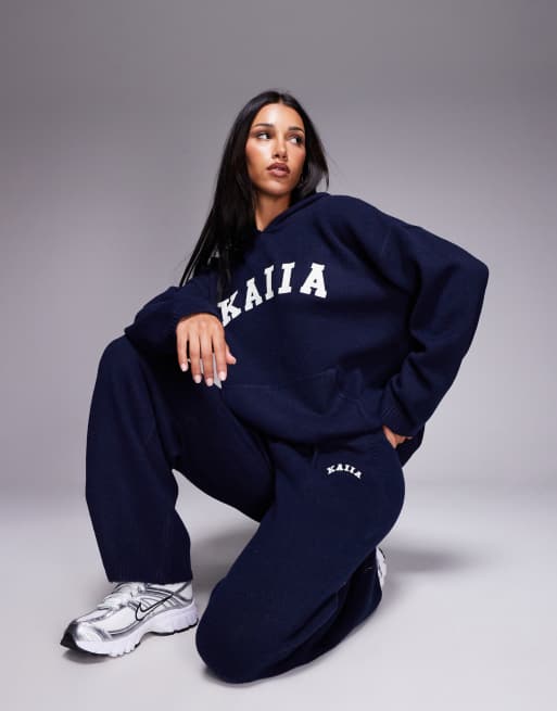 Kaiia – Granatowy dzianinowy zestaw z haftowanym logo: bluza z kapturem i spodnie z szerokimi nogawkami, 2 z 3