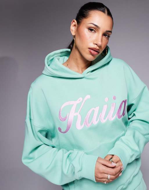 Kaiia - Grøn og oversized hættetrøje i bomuldsblanding med broderet lyserødt og snirklet logo  , 4 af 4