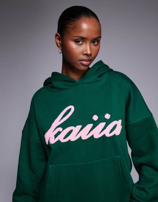 Kaiia - Grøn oversized hættetrøje med pink logo i bomuldsrigt imiteret lammeskind - Del af sæt - Kun hos ASOS  , 3 af 4