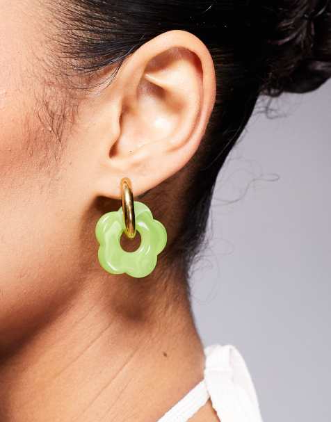 Kaiia - Guldfarvede og grønne øreringe med små hoops i resin med blomsterdesign - view 1