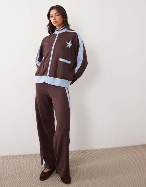 Kaiia in esclusiva co-ord con felpa a collo alto e zip in marrone scuro e blu, 2 di 4