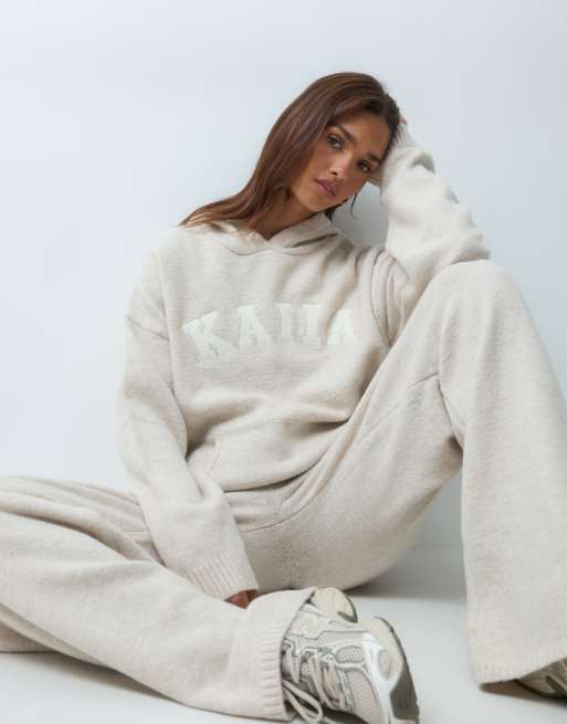 Kaiia – Owsiany dzianinowy zestaw z haftowanym logo: bluza z kapturem i spodnie z szerokimi nogawkami, 3 z 3