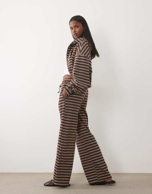 Kaiia – Fleece-Set in Schokobraun und Cremeweiß gestreift, bestehend aus Oversize-Kapuzenjacke mit Reißverschluss und Hose, 3 von 3
