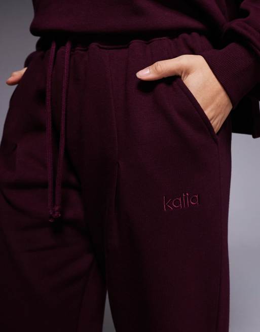 Kaiia - Jogger d'ensemble ample en coton mélangé avec broderie logo - Bordeaux  , 2 de 5