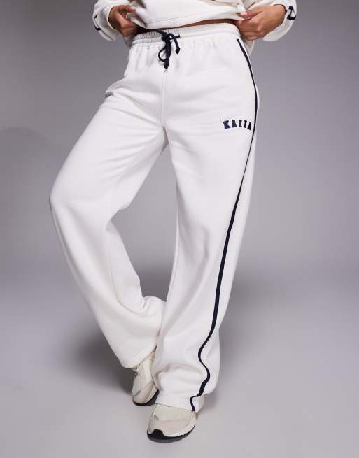 Kaiia - Jogger d'ensemble ample en coton mélangé avec broderie logo et bande latérale - Crème/bleu marine, 2 de 5