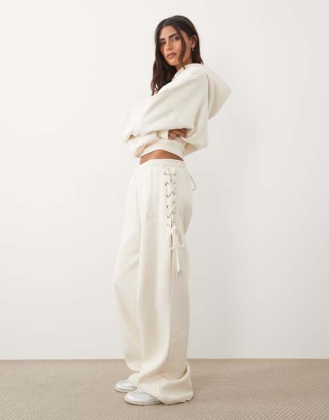 Kaiia Jogger im Kombiteil mit hohem Baumwollanteil, Schnürdetail an der Seite und weitem Bein in Buttercreme - view 1