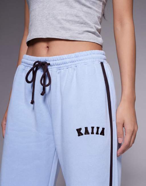Kaiia - Joggers a fondo ampio in misto cotone celeste con righe a contrasto e logo ricamato in coordinato, 4 di 5