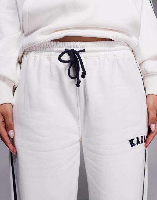 Kaiia - Joggers a fondo ampio in misto cotone crema e blu navy con logo ricamato e riga laterale in coordinato, 3 di 5