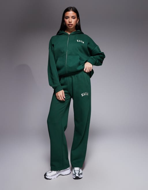 Kaiia - Coordinato verde bosco in misto cotone con logo ricamato composto da felpa con cappuccio e zip e joggers, 2 di 3