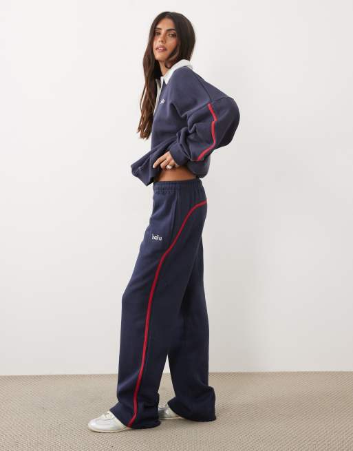 Kaiia - Joggers e felpa stile rugby in misto cotone blu navy e rosso con riga laterale, logo ricamato e colletto, 2 di 3