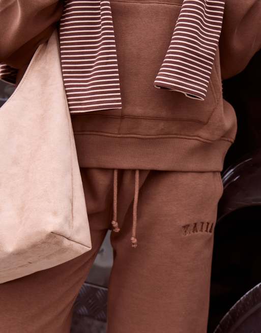 Kaiia - joggers de pernera ancha con logo bordado en chocolate, 4 de 4