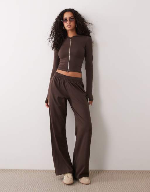 Kaiia - Conjunto marrón chocolate negro de joggers y sudadera con capucha y cremallera de tejido suave, 2 de 3