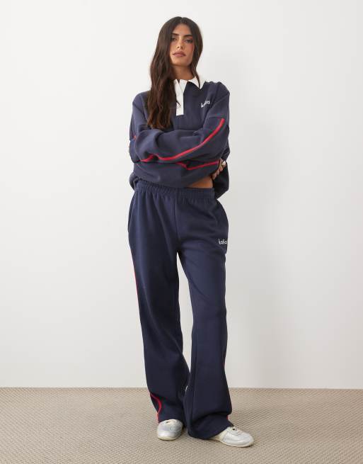 Kaiia joggers i bomuldsrig kvalitet med broderet logodetalje og sidestiber i navy og rød, del af sæt, 2 af 5