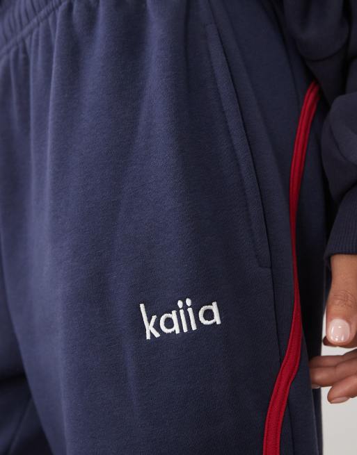 Kaiia joggers i bomuldsrig kvalitet med broderet logodetalje og sidestiber i navy og rød, del af sæt, 4 af 5