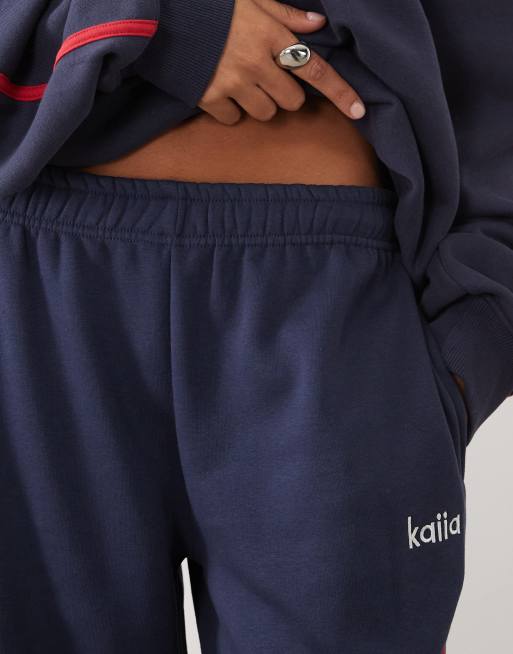 Kaiia joggers i bomuldsrig kvalitet med broderet logodetalje og sidestiber i navy og rød, del af sæt, 5 af 5