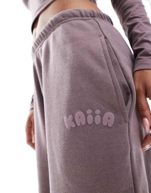 Kaiia - Joggers viola con fondo elasticizzato e logo stile fumetto in misto cotone in coordinato  , 2 di 5